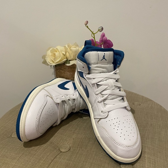 Jordan Other - Air Jordan 1 Mid SE - White & Blue Sneakers (Size 3Y)